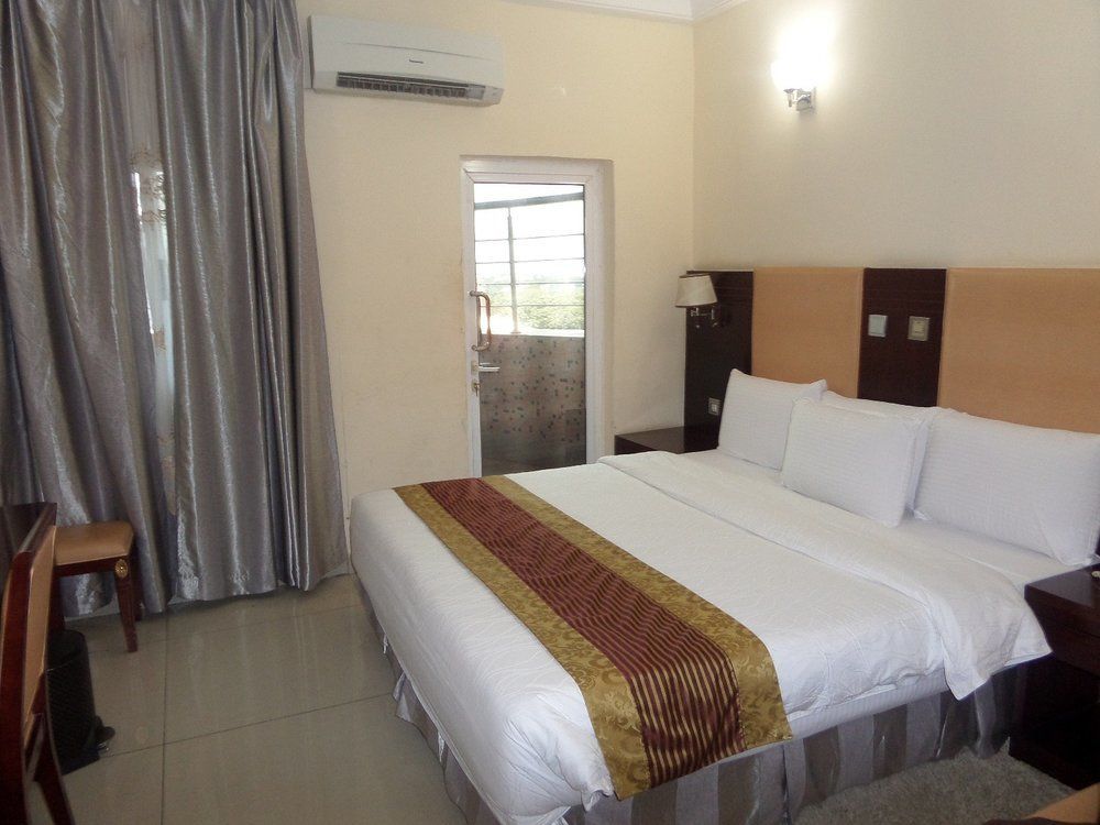 Barcelona Hotels, Abuja Mobushipe Buitenkant foto