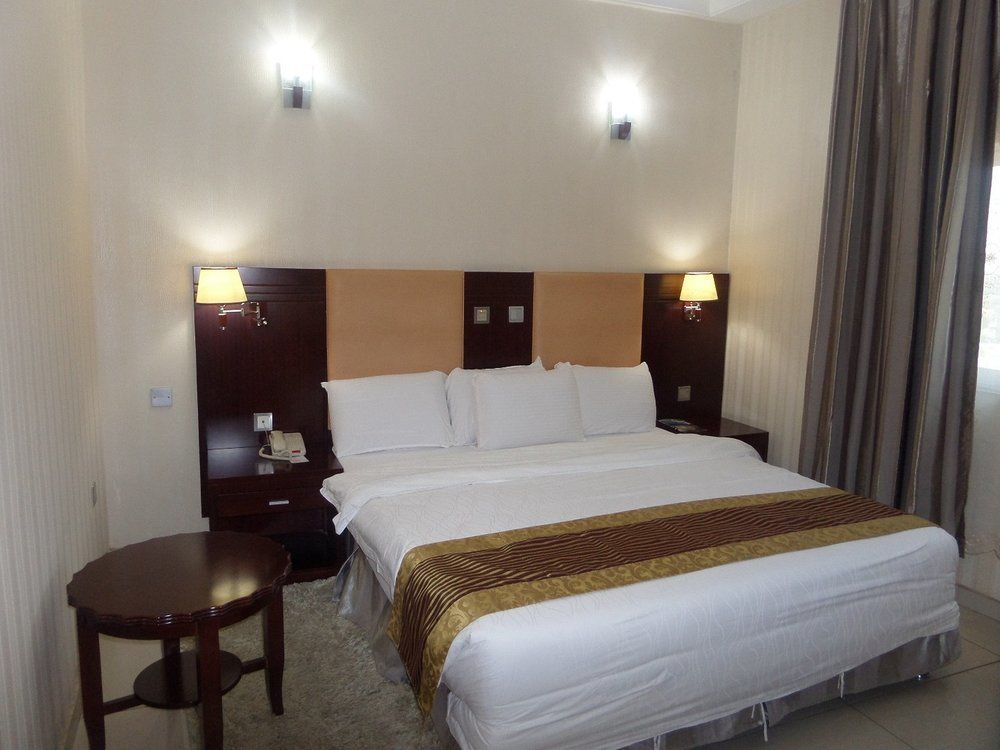 Barcelona Hotels, Abuja Mobushipe Buitenkant foto